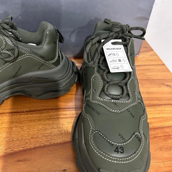 Balenciaga new in box, men’s triple s sneakers size 10 USA, Kaki/black. - Picture 5 of 7